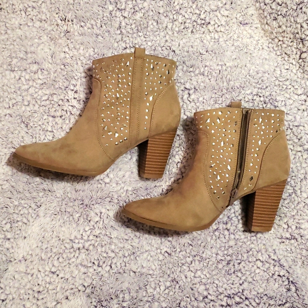 Jennifer Lopez size 8 low rise boots